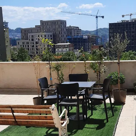Hidden Gem, Modern 2bedroom, Amazing Terrace-free Parking-your Away From Lägenhet