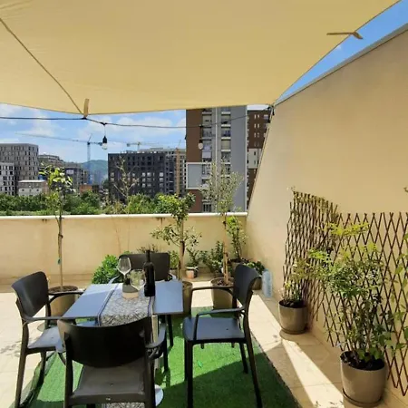 Apartment Hidden Gem, Modern 2bedroom, Amazing Terrace-free Parking-your Away From