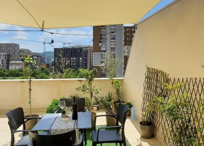 Апартаменты Hidden Gem, Modern 2bedroom, Amazing Terrace-free Parking-your Away From